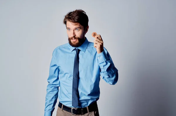 Obchodní muž v košili s kravatou finance kryptoměna nespokojenost virtuální peníze — Stock fotografie