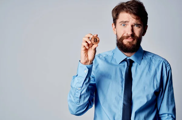 Чоловік в сорочці з краваткою інтернет фінанси інвестиційна торгівля — стокове фото