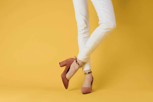Pernas femininas em sapatos corte vista posando moda verão — Fotografia de Stock