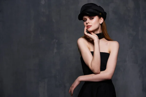 Mujer elegante en vestido negro moda estudio de lujo estilo de vida — Foto de Stock