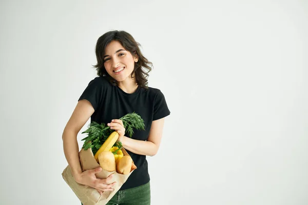 Mujer alegre con un paquete de compras de comestibles —  Fotos de Stock