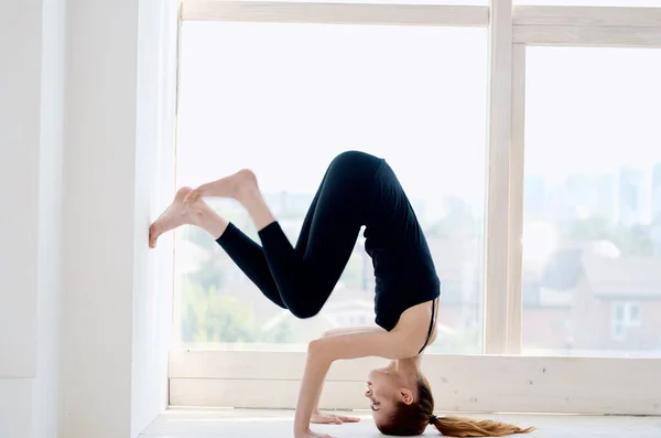 Wanita melakukan latihan yoga relaksasi latihan — Stok Foto