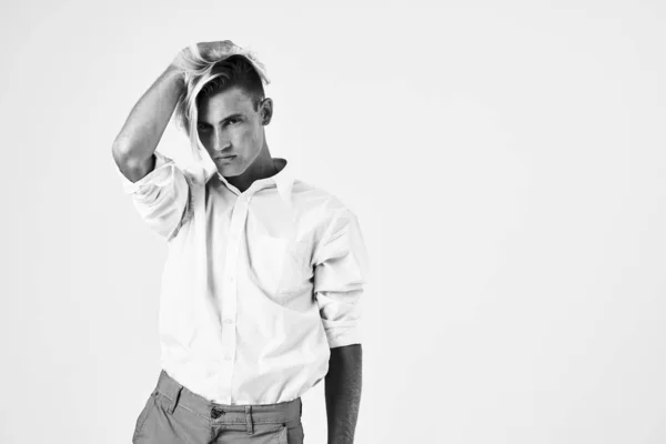 Homem de camisa branca confiante si mesmo estúdio estilo elegante — Fotografia de Stock
