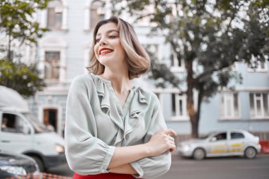 Güzel, kırmızı dudaklar açık hava yaşam tarzı.