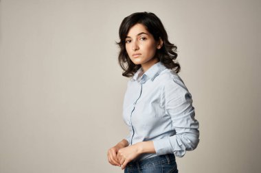 Marketten gelen yiyeceklerle esmer paketini koyu arka plana koyduk.