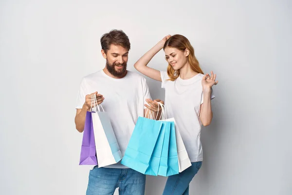 若いカップル割引販売ショッピングエンターテイメント — ストック写真