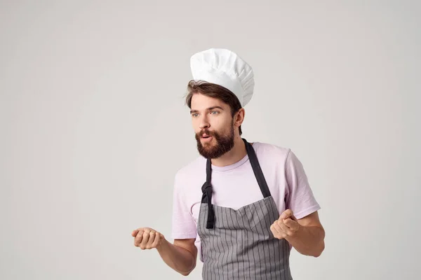 Cheerful chef masculino em uniforme trabalhando cozinha profissional — Fotografia de Stock