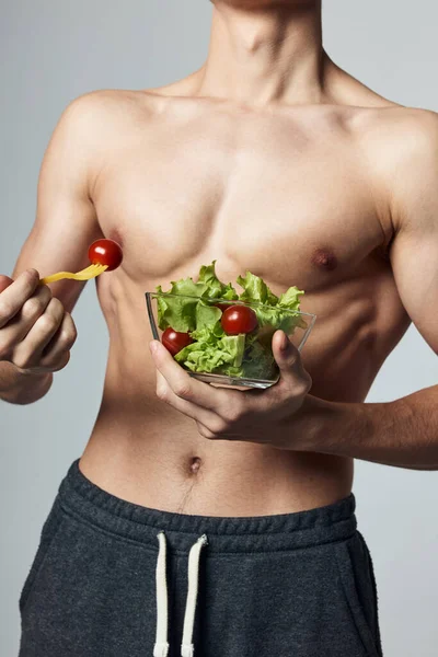 Atletico uomo muscoloso busto sano cibo verdura allenamento — Foto Stock