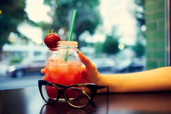 Cocktail in een café op de tafelglazen rusten — Stockfoto