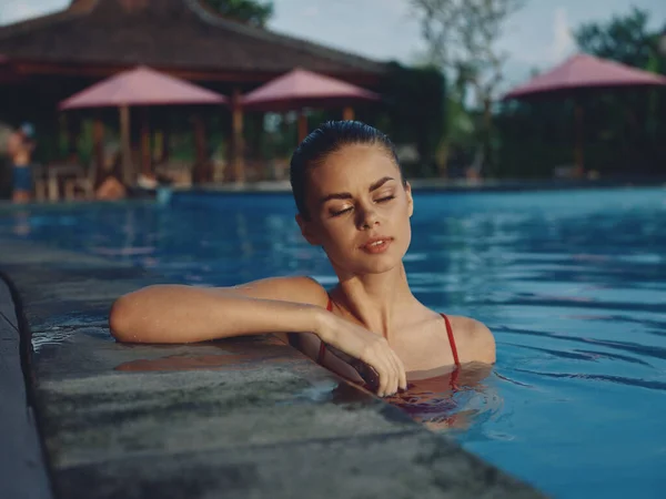 Donna in costume da bagno Nuoto in piscina vacanze hotel tropici — Foto Stock