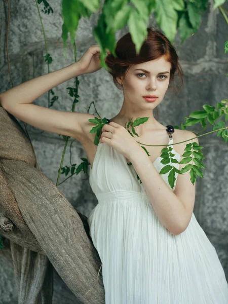 Beyaz elbiseli kadın Yunan mitolojisi doğa dekorasyonu prensesi pozu — Stok fotoğraf
