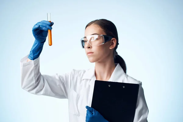 Mulheres cientistas laboratório analisa diagnósticos — Fotografia de Stock