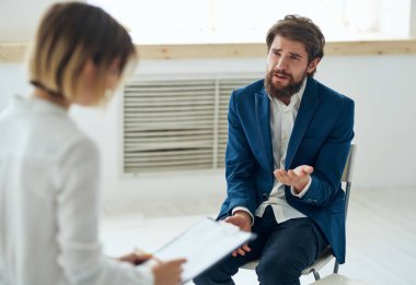 Hasta iletişim terapisinin yanında kadın psikolog.