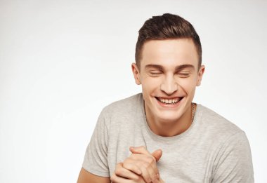 Neşeli adam kırpılmış manzara gülüş duygu izole arka plan