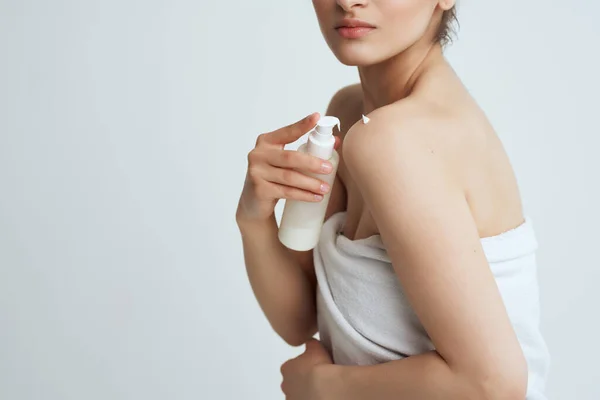 Kvinna med bara axlar applicera lotion på huden återfuktande närbild — Stockfoto