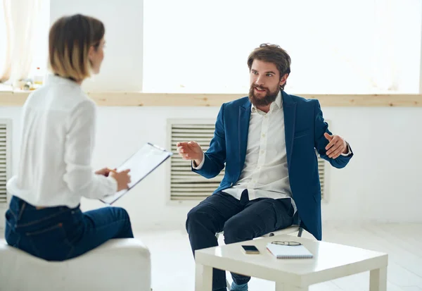 Homem se comunica com mulher emprego entrevista escritório emoções — Fotografia de Stock