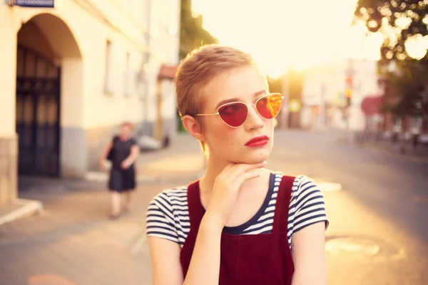 Kort hår kvinna bär solglasögon utomhus promenad livsstil — Stockfoto