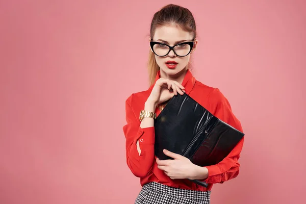 Mulher de negócios com óculos em vermelho camisa secretária profissional rosa fundo — Fotografia de Stock