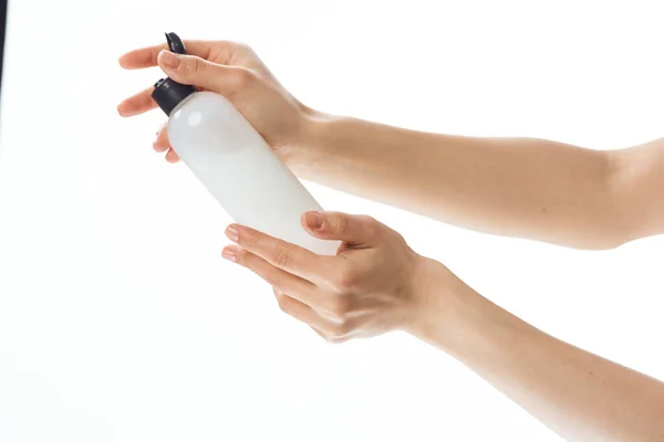 Mulher com loção em mãos cuidados da pele cosmetologia hidratante — Fotografia de Stock