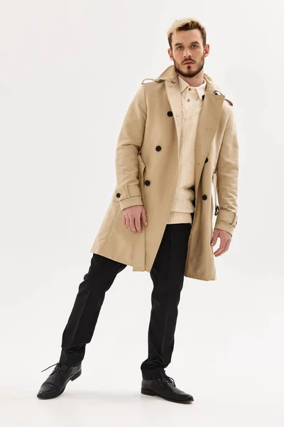 Άντρας σε μπεζ παλτό φθινοπωρινό στυλ στούντιο μόδας — Φωτογραφία Αρχείου