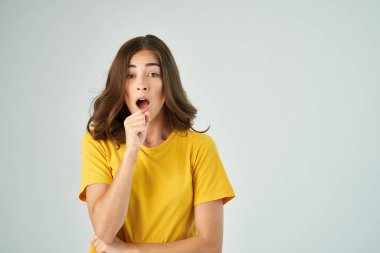 Sarı tişörtlü, açık ağızlı esmer.