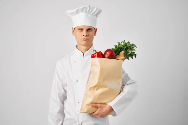 Uomo in cuoco uniforme cibo servizio pacchetto cibo preparazione sano — Foto Stock