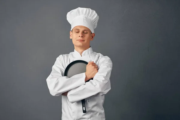 Padella per friggere chef maschile in cucina ristoranti di lavoro a mano — Foto Stock