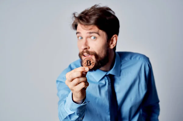 Бізнесмен в синій сорочці криптовалюта Bitcoin фінансовий маркетинг — стокове фото