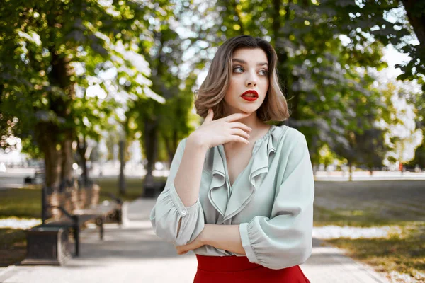 Glad kvinna promenader i parken träd fritid livsstil — Stockfoto