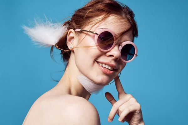 Эмоциональная женщина в солнечных очках голые плечи моды гламур — стоковое фото