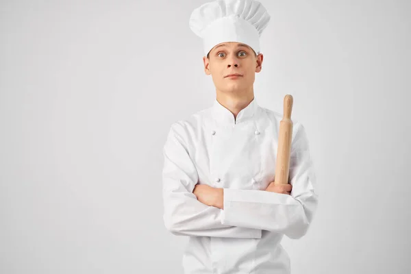 Chef-kok met een witte dop op zijn hoofd keukengerei koken — Stockfoto