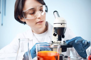 kadın doktor tıp laboratuarı bilim biyoteknolojisi