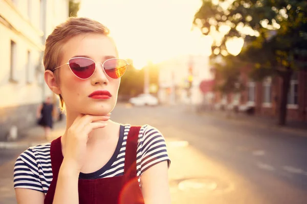 Mulher alegre em óculos de sol ao ar livre verão andar moda — Fotografia de Stock