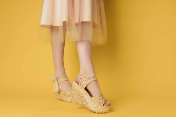 여자들의 신발은 노란 배경 의상을 입고 있다 — 스톡 사진