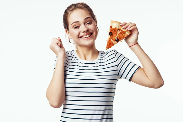 Mulher em listrado t-shirt pizza dieta lanche junk food — Fotografia de Stock