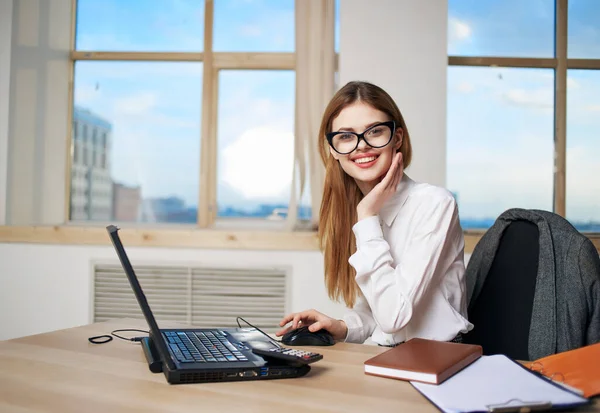Γυναίκα κάθεται μπροστά από το laptop στο γραφείο γραμματέας εργασίας επαγγελματία — Φωτογραφία Αρχείου