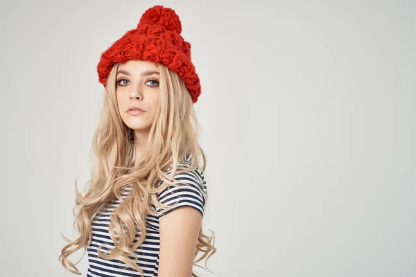 Atractiva rubia en un sombrero rojo mirada atractiva de cerca —  Fotos de Stock