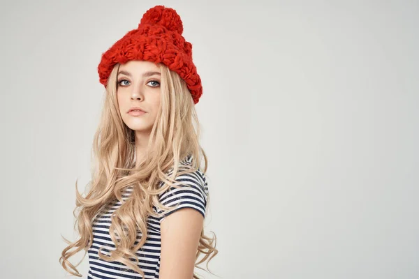 Attraente bionda in un cappello rosso sguardo attraente primo piano — Foto Stock