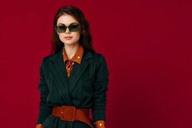 Güneş gözlüğü takan kadın modern moda kırmızı arka plan