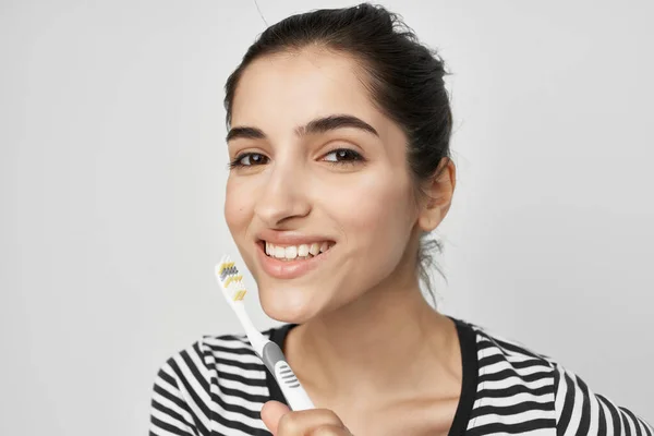 Χαρούμενη γυναίκα βούρτσισμα δοντιών υγιεινής φως φόντο — Φωτογραφία Αρχείου