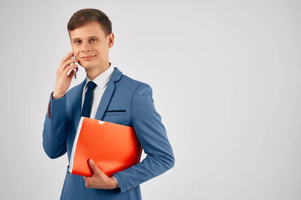 Homme d'affaires en costume parler au téléphone bureau de travail officiel — Photo