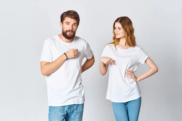 Allegra giovane coppia in bianco t-shirt moda pubblicità design — Foto Stock