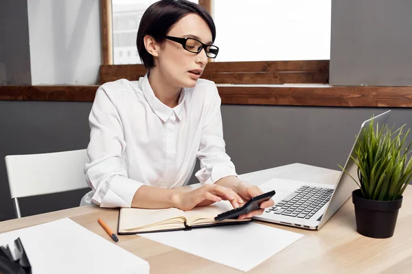 Secretária mulher em sua mesa laptop escritório profissional — Fotografia de Stock