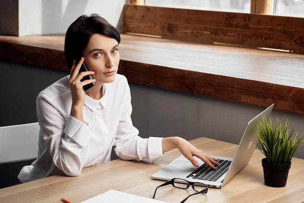 Üzleti nő dolgozik asztalnál előtt laptop irodai karrier — Stock Fotó