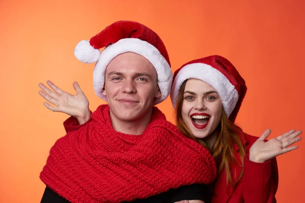 Homem e mulher vestindo chapéus de Natal Natal feriado amizade — Fotografia de Stock