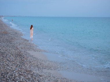 Okyanusta yürüyen bir kadın.