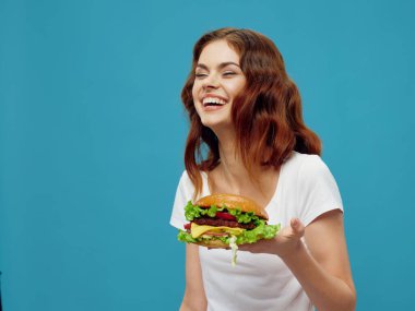 Hamburgerli neşeli kadın fast food lezzetli atıştırmalıklar