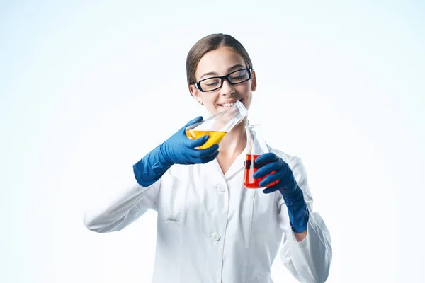 Joyeux femme assistante de laboratoire recherche en biologie des solutions chimiques — Photo