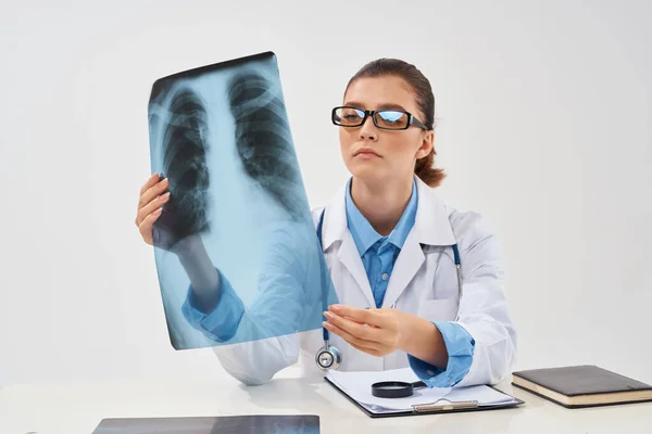 Жінка-лікар радіолог рентгенологічна діагностика лікування легенів — стокове фото