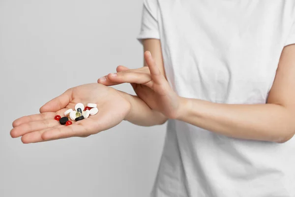 Píldoras coloridas en la palma de la mano analgésico tratamiento de la salud farmacología — Foto de Stock